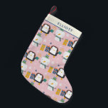 Petite Chaussette De Noël Pingouins d'hiver mignons et Snowman rose Personna<br><div class="desc">Fun kawaii style motif d'hiver avec de mignons pingouins et bonhomme de neige en rose,  personnalisée avec votre nom.</div>