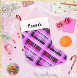 Petite Chaussette De Noël Pink Plaid Winter Patterned Chic Nom Personnalisé<br><div class="desc">Un bas de Noël lumineux et festif, dans un design de plaid rose attrayant. Personnalisez le stockage avec le nom du destinataire, qui apparaîtra en lettres noires sur le panneau blanc en haut. Alliant tradition rustique et style moderne, le stockage est idéal pour Père Noël pour remplir avec des surprises...</div>