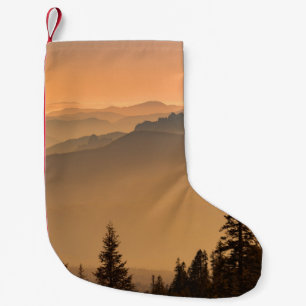 PETITE CHAUSSETTE DE NOËL PINS VERTS SUR LA MONTAGNE EN JOURNÉE