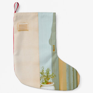 PETITE CHAUSSETTE DE NOËL PLANTE VERT AVEC VASE CÉRAMIQUE À CÔTÉ DU BOIS BLA