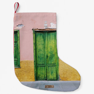 PETITE CHAUSSETTE DE NOËL PORTE EN BOIS VERT SUR MUR EN BÉTON BLANC