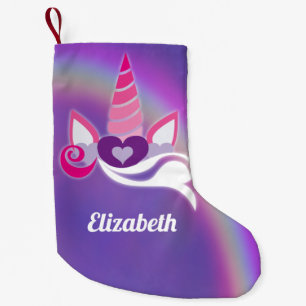 Petite Chaussette De Noël Pourpre de monogramme d'arc-en-ciel de licorne
