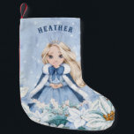 Petite Chaussette De Noël Princesse Blonde Snowy Winter<br><div class="desc">Cette adorable princesse hivernale enneigée possède une belle jeune princesse aux cheveux blonds vêtue d'une robe de flocon bleu et blanc et d'une cape à fourrure chaude doublée. La princesse est entourée de poinsettias. Vous pouvez personnaliser avec le nom de votre princesse !</div>