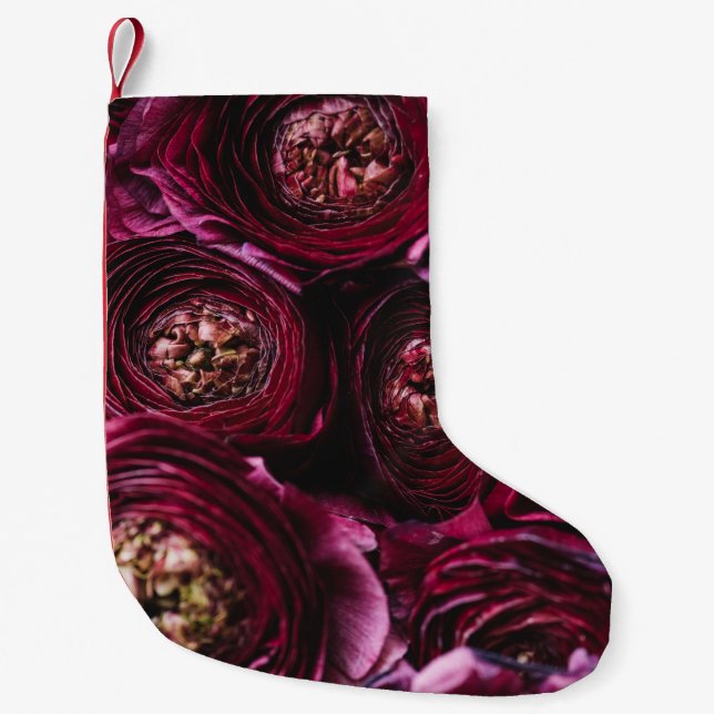 Petite Chaussette De Noël Ranunculus pourpre foncé, Gros Plan. (Devant)
