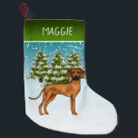 Petite Chaussette De Noël Ridgerhien de Rhodésie nommé Neige Forêt d'Hiver<br><div class="desc">Illustration originale de dessin animé par Destei d'un chien mignon de la race Rhodesian Ridgeback. Le chien est placé dans une scène hivernale avec trois sapins verts et de la neige qui tombe. L'arrière-plan est un dégradé de bleu à blanc donnant au design l'apparence d'une journée hivernale froide. Il y...</div>