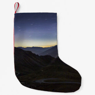 PETITE CHAUSSETTE DE NOËL ROUTE PAVÉE ENTRE LA MONTAGNE