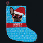 Petite Chaussette De Noël Santa Paws Christmas Brown Tan French Bulldog<br><div class="desc">Illustration de style moderne d'un bulldog français brun et bronzé portant un chapeau de Père Noël rouge et des lunettes de soleil. La frenchie à thème Noël est placée sur un arrière - plan bleu avec un motif de flocon blanc et a de l'espace pour ajouter votre propre libellé.</div>