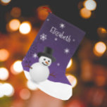 Petite Chaussette De Noël Scène d'hiver de Snowman violet Noël Stocker<br><div class="desc">Ajoutez une touche de fantaisie à votre manteau pendant la saison des Fêtes avec un magasin personnalisé de Noël de Snowman violet. Le design de l'empaquetage présente un bonhomme de neige heureux dans une scène hivernale enneigée contre un arrière - plan violet orné de flocons de neige de couleur assortie....</div>