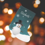Petite Chaussette De Noël Scène d'hiver turquoise Snowman<br><div class="desc">Ajoutez une touche de fantaisie à votre manteau pendant la saison des Fêtes avec un magasin de Noël Turquoise Snowman. Le design de l'empaquetage présente un bonhomme de neige heureux dans une scène hivernale enneigée contre un arrière - plan turquoise orné de flocons de neige de couleur assortie. Autres cadeaux...</div>