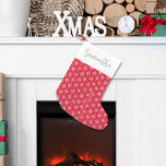 Petite Chaussette De Noël Script de calligraphie rouge hiver Fun de neige am<br><div class="desc">Ce design comprend un joli script de calligraphie de style simple, un bas de Noël avec un motif de flocon rouge et blanc, une ferme rustique, un style minimaliste minimaliste classique, un élégant style rustique vintage élégant, un design de vacances intemporel à l'ancienne, décoration de maison de vacances d'hiver, un...</div>