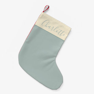 Petite Chaussette De Noël Script minimaliste Nom personnalisé Dusty Blue