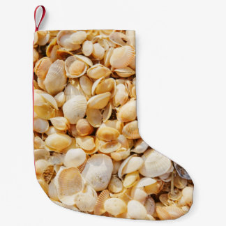 Petite Chaussette De Noël Seashell texturé arrière - plan de plage d'été.