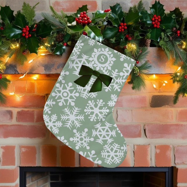 Petite Chaussette De Noël Snowflake Motif Bow mignon Sage vert Monogramme (A cute sage green snowflake Christmas stocking with space for your initial)