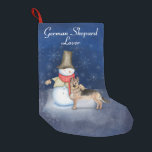 Petite Chaussette De Noël Snowman et chien - Allemand Shephard Lover<br><div class="desc">Chaud bonhomme de neige et son fidèle ami le Shephard allemand,  juste chillin dans la neige qui tombe doucement.</div>
