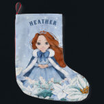 Petite Chaussette De Noël Snowy Winter Red Haired Princesse<br><div class="desc">Cette adorable princesse hivernale enneigée possède une belle jeune princesse aux cheveux rouges portant une robe de flocon bleu et blanc et une cape à fourrure chaude doublée. La princesse est entourée de poinsettias. Vous pouvez personnaliser avec le nom de votre princesse !</div>