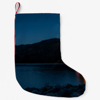 Petite Chaussette De Noël STATION D'ACCUEIL EN BOIS Brown SUR BLUE LAKE PEND