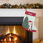 Petite Chaussette De Noël Tricolore Corgi Père Noël Arbre de Noël Personnali<br><div class="desc">Ce beau chien de Pembroke Welsh Corgi a la tête inclinée à l'intérieur d'un mignon casquette du Père Noël. Le chiot est assis devant un joli sapin de Noël orné de décorations colorées. Personnalisez ce stock de Noël pour votre animal de compagnie dans une jolie courbe rouge au-dessus du magnifique...</div>