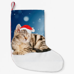 Petite Chaussette De Noël Un chat mignon portant un chapeau de Père Noël rou