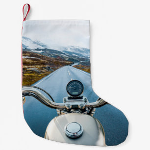 Petite Chaussette De Noël Un motocycliste passe sur une route glissante