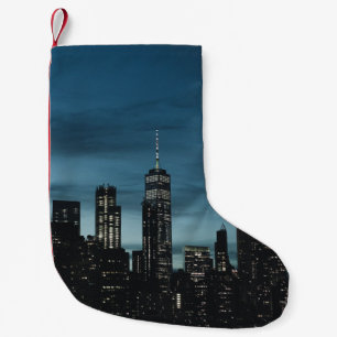 PETITE CHAUSSETTE DE NOËL VILLE D'URBAN PENDANT LA NUIT