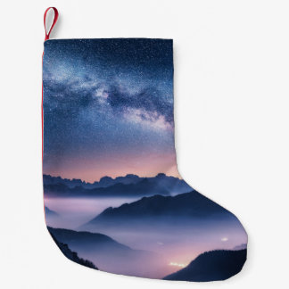 Petite Chaussette De Noël Voie Lactée sur les montagnes dans le brouillard l