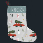 Petite Chaussette De Noël Voiture rouge mignonne et Snowman Winter Holiday T<br><div class="desc">Ce modèle de bas de Noël pour enfants mignon et décalé comprend une illustration de voiture rouge unique avec un arbre de Noël et un bonhomme de neige/femme de neige, un chat, des étoiles et de l'espace pour le nom de votre garçon. Le gardien neutre pour le genre parfait pour...</div>