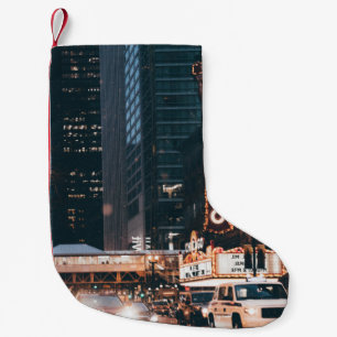 PETITE CHAUSSETTE DE NOËL VOITURES PRÈS DES BÂTIMENTS