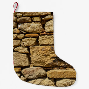 Petite Chaussette De Noël Vue d'un vieux mur avec pierres jaunes, abstrait,