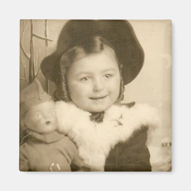 petite fille avec aimant de poupée (Devant)