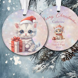 Petite-fille Cute Kitten avec cadeau de Noël<br><div class="desc">Voici un joli ornement de Noël pour cette petite-fille, cette fille ou cette nièce ! Un petit chaton rayé gris aux grands yeux bleus porte un chapeau de Père Noël rouge et blanc et tient un cadeau décoré d'un ruban rouge et d'un arc. L'image est placée sur un arrière -...</div>
