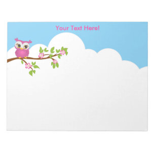 Petite fille de hibou sur un Bloc-notes de branche