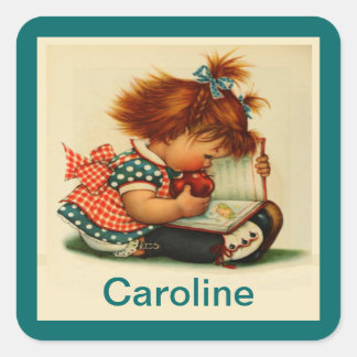 Petite fille lisant un livre avec des autocollants