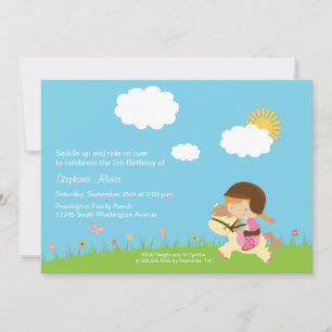 Petite fille qui fait une invitation à une fête d'