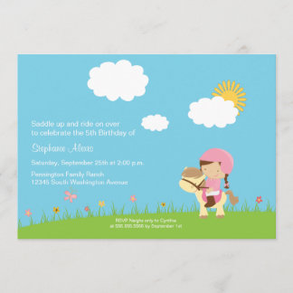 Petite fille qui fait une invitation à une fête d'