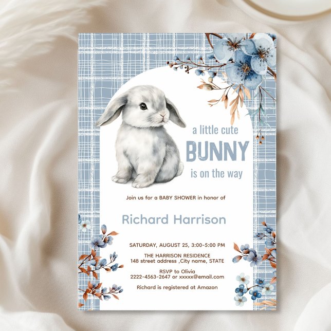 Petite invitation de baby shower lapin de forêt ru (Cute Bunny Baby Shower Invitation Boy | Blue Floral Spring Rabbit Theme)