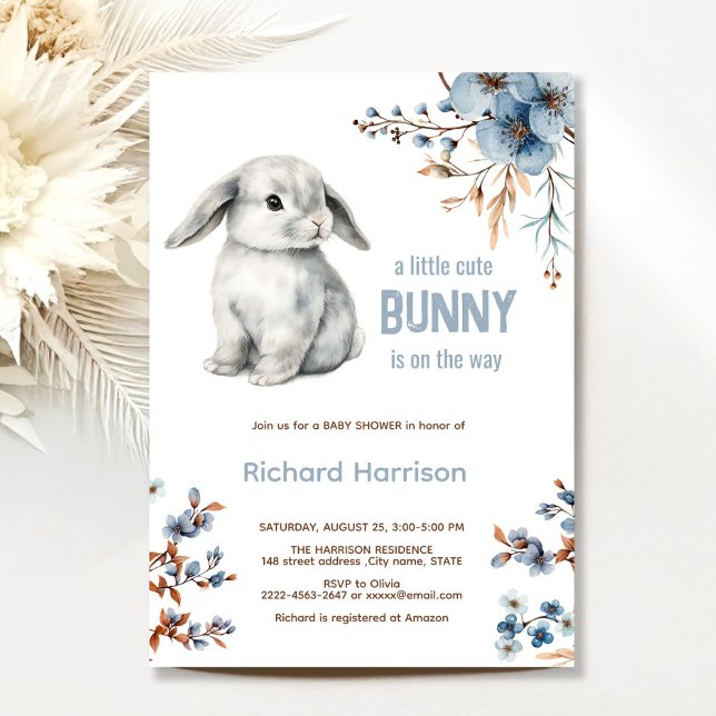 Petite invitation de baby shower lapin de forêt ru (Cute Bunny Baby Shower Invitation Boy | Blue Floral Spring Rabbit Theme)