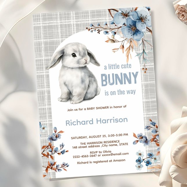 Petite invitation de baby shower lapin de forêt ru (Cute Bunny Baby Shower Invitation Boy | Blue Floral Spring Rabbit Theme)