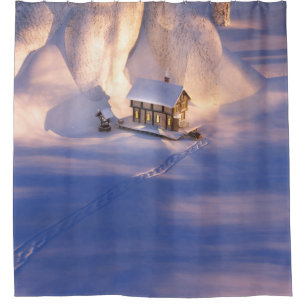 Petite maison dans le rideau de douche à neige