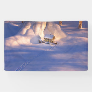 Petite maison sur la bannière de neige