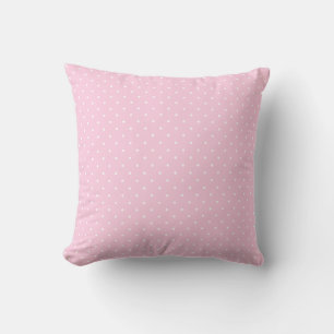 Petits pois blancs girly sur un oreiller rose pâle