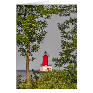 Phare rouge à l'extrémité de la jetée sur le lac M