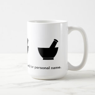 Pharmacien composant la tasse de voyage de café de