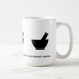 Pharmacien composant la tasse de voyage de café de