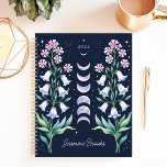 Phase florale céleste Nom personnalisé<br><div class="desc">Ce design enchanteur présente un motif de phase lune céleste encadré par de délicates flores d'aquarelle dans des teintes douces de lavande et de rose, dressé contre un arrière - plan marin profond. Personnalisé avec un nom personnalisé et l'année 2025, il allie charme cosmique et élégance botanique. Idéal pour les...</div>