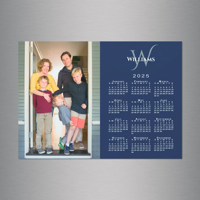 Photo 2025 Calendrier Monogramme Nom Marine Blue M (Photo 2025 Calendar Monogram Name Navy Blue Magnet in situ)
