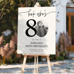 Photo 80th Birthday Affiche de bienvenue | Regarde<br><div class="desc">Bienvenue aux invités à votre 80e anniversaire avec ce magnifique panneau de bienvenue modifiable. Doté d'une mise en page élégante et personnalisable, ce modèle vous permet d'ajouter facilement votre propre photo et de personnaliser le texte, ce qui en fait un complément parfait à votre décor de 80ème anniversaire. Idéal pour...</div>