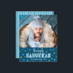 Photo Budget Bonne Hanoukka Blue Gold Stars Card<br><div class="desc">"Bonne Hanoukka." Une typographie artisanale amusante, ludique et fantaisiste, et une Star of David motif au hasard en bleu turquoise clair et en feuille d'or faux, superposant des lignes dessinées à la main bleu marine foncé sur un arrière - plan bleu marine, avec la photo de votre choix, vous aider...</div>