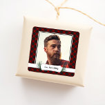 Photo Buffalo Plaid Christmas Gig Stickers<br><div class="desc">Utilisez des autocollants photo au lieu des étiquettes cadeaux ! Quelle façon unique et amoureuse de célébrer Noël et de donner des cadeaux cette saison! Téléchargez simplement votre photo et ajoutez simplement votre salutation. Rouge, arrière - plan de buffle, cadre noir autour du modèle photo et étiquette blanc en bas...</div>