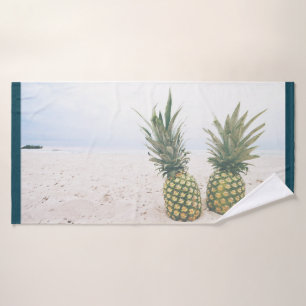 Photo de 2 ananas sur une plage