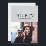 Photo de 40e anniversaire avec écriture moderne et<br><div class="desc">Invitation photo pour le quarantième anniversaire avec écriture moderne et géométrique. Motif géométrique au dos. La couleur peut être modifiée.</div>